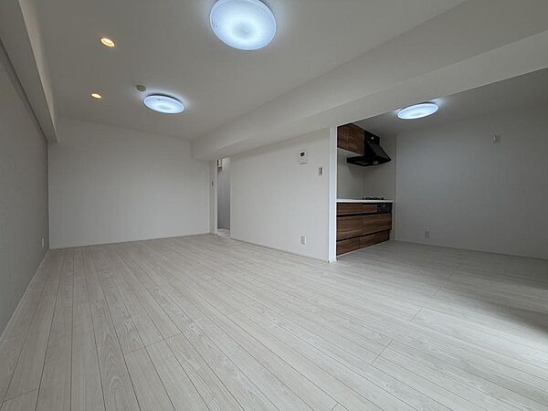 キッチンまで一体感のある空間。家具を置く前の広さや形をしっかり確認できます！
