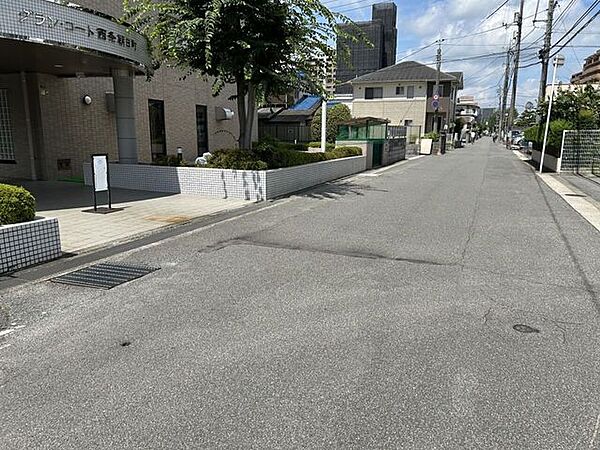 全面道路は車通りも少なく、車の出し入れも楽々です。