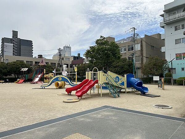 西条中央公園たくさんの遊具があり、子どもたちがしっかり楽しむことができます。 600m