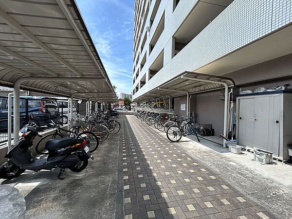 屋根付き駐輪場。バイクと自転車スペースがしっかり区分けされており紫外線や雨から愛車を守ってくれます。