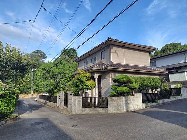 前面道路西側　お家が前方と左右隣接していないので、解放感があります。