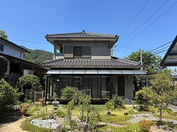 広い庭は売主様こだわりのお庭♪しっかり手入れされており、四季折々の風景も楽しめ、のんびりライフを充実させてくれます！