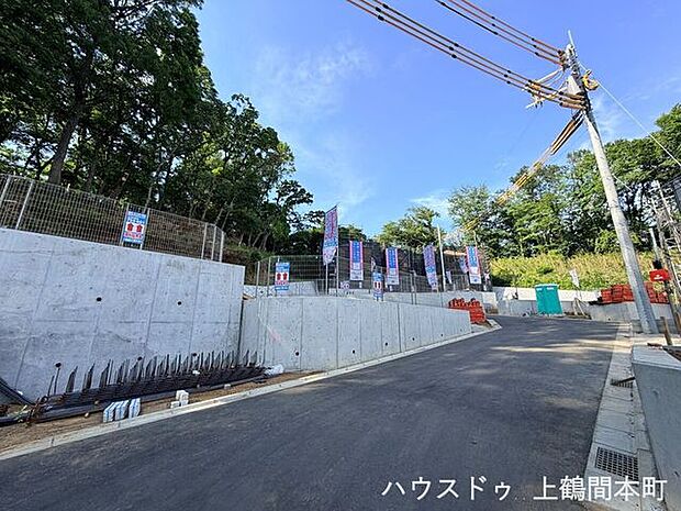 四季の彩りを背景に、理想の住まいが薬師台に