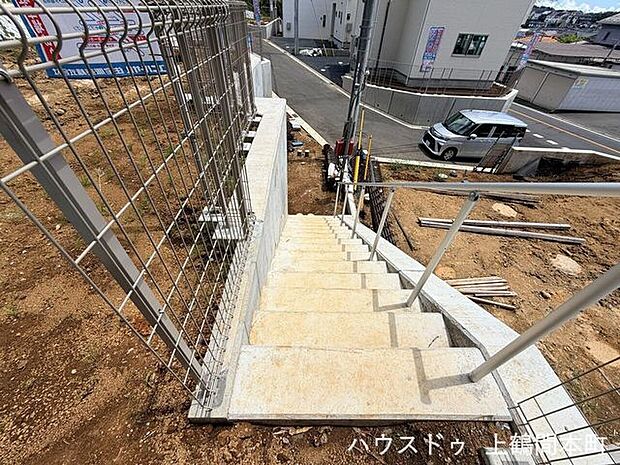 手すり付きで安心して利用できる外階段です。