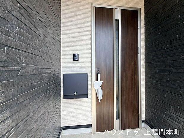 上質感のある玄関アプローチが住まいを彩ります。