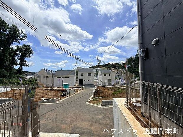 前面道路が広く、お車の出し入れもスムーズです。
