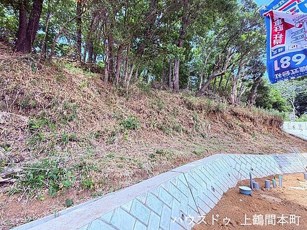 静かな住宅街に広がる薬師台の売地。陽当たりや開放感にも恵まれた魅力あるロケーションです。