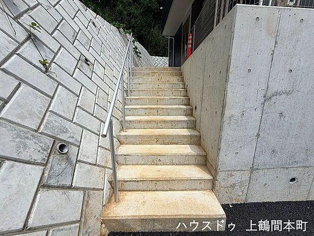 住まいへ続く外階段が開放感を演出します。