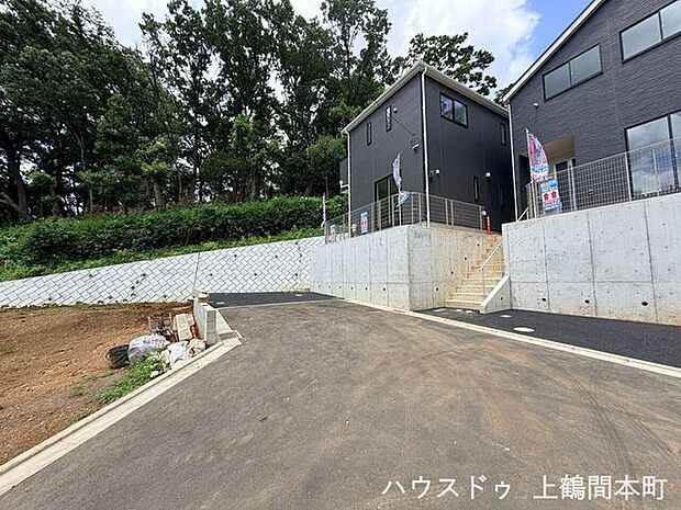 ゆとりある道路で毎日の運転も安心できます。