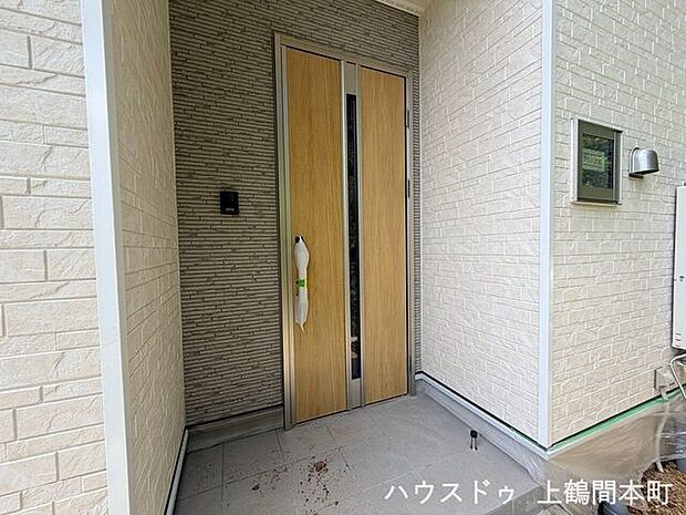 家族やお客様を気持ちよく迎える玄関空間です。