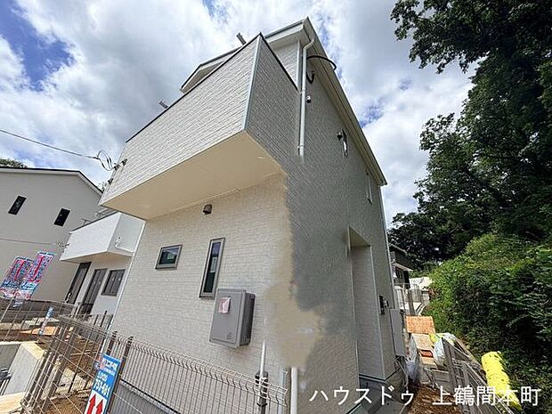周囲の街並みに調和する、落ち着きある外観デザインです。