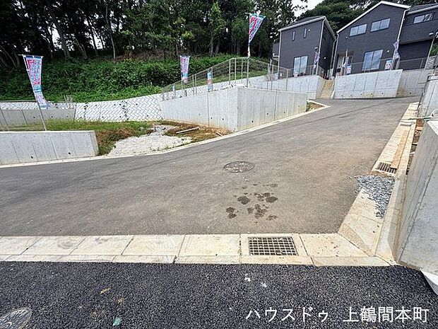 ゆとりある道路で毎日の運転も安心できます。