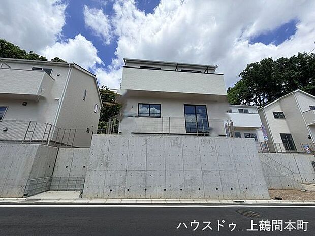 美しいフォルムが印象的な新築戸建です。