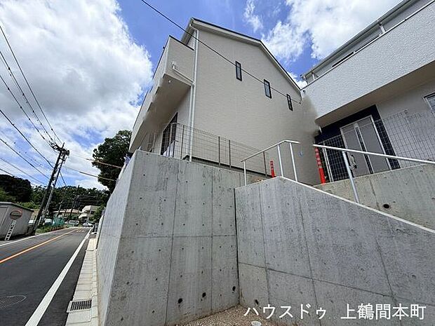 道路側から見ても美しい、洗練された外観です。
