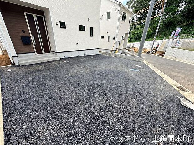 ゆとりある駐車スペースで毎日の乗り降りも快適です。