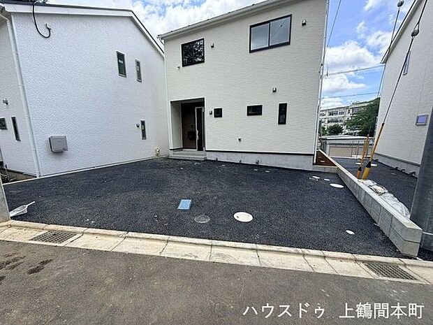 ゆとりある駐車スペースで、お車の駐車も安心です。