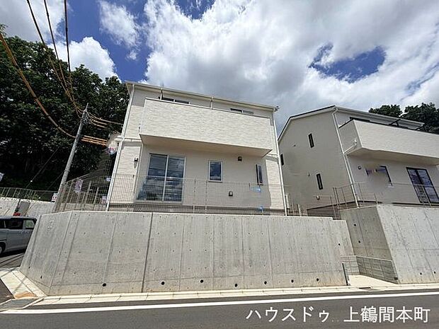 シンプルで美しいデザインの新築住宅です。