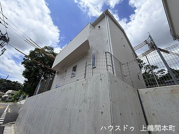 堂々とした佇まいが魅力の新築住宅です。