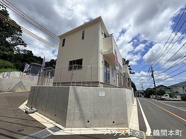 シンプルで美しいデザインの新築住宅です。