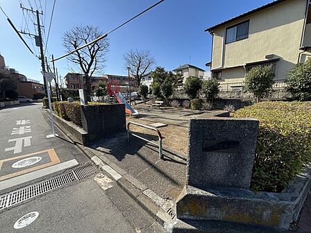 鵜野森鹿島公園住宅街に溶け込んだ親しみやすい公園で、近隣の方々の憩いの場として日常的に利用されています。気軽に立ち寄れる身近な緑の空間です。 310m