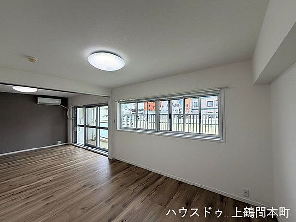 収納もしっかり備え、寝室をすっきり保てるのも魅力です。