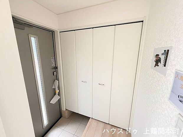 住まいの第一印象を彩る、明るく清潔感のある玄関です。ご家族分の靴をすっきり収納できる、使い勝手の良い下駄箱
