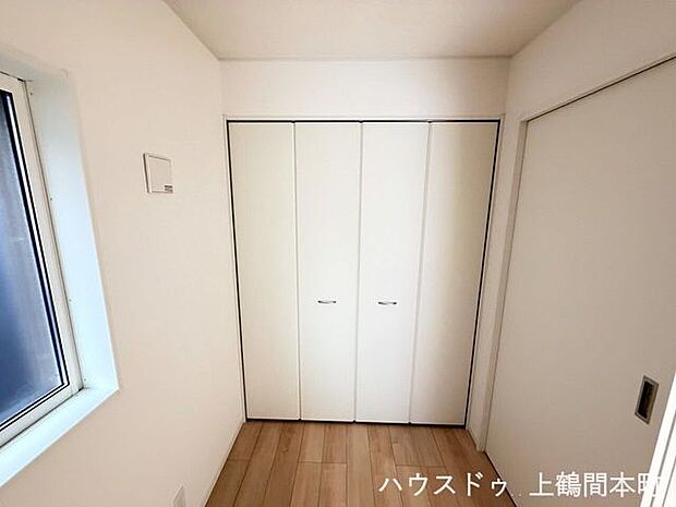 見せない収納で生活感を抑え、すっきりとした空間を演出