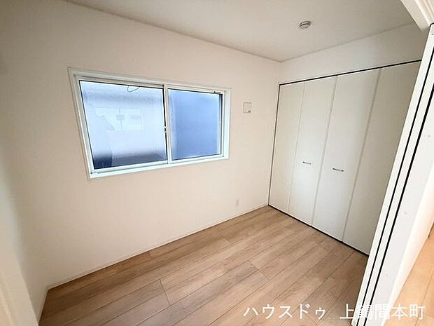 ナチュラルな雰囲気で落ち着いて過ごせる洋室。