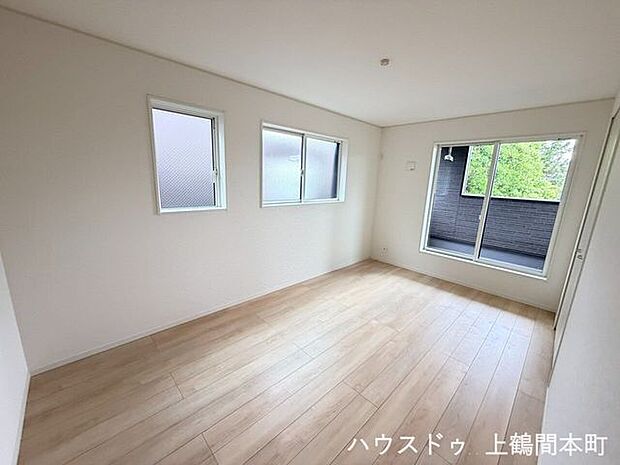 朝の光と心地よい風を感じながら目覚められる寝室空間。