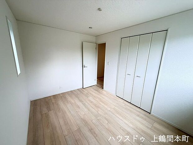 シンプルな間取りで家具配置のしやすい洋室。