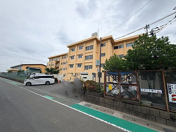 海老名市立社家小学校海老名市立社家小学校は、自然豊かな社家の地に位置する学校です。地域や保護者と連携した温かな教育環境のもと、子どもたちが安心してのびのびと学び、豊かに成長できる学校です。 830m