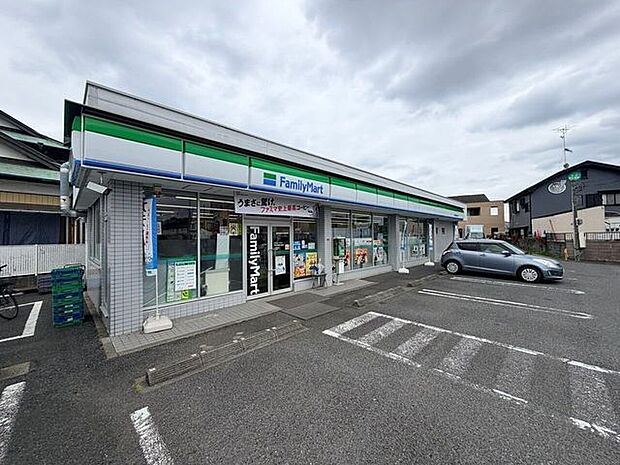 ファミリーマート 海老名社家店住宅街と工業エリアの間にあるコンビニ。飲料・軽食・日用品が揃い、駐車場もあり車での利用にも便利。周辺住民や通勤客の立ち寄りに使いやすい店舗です。 940m