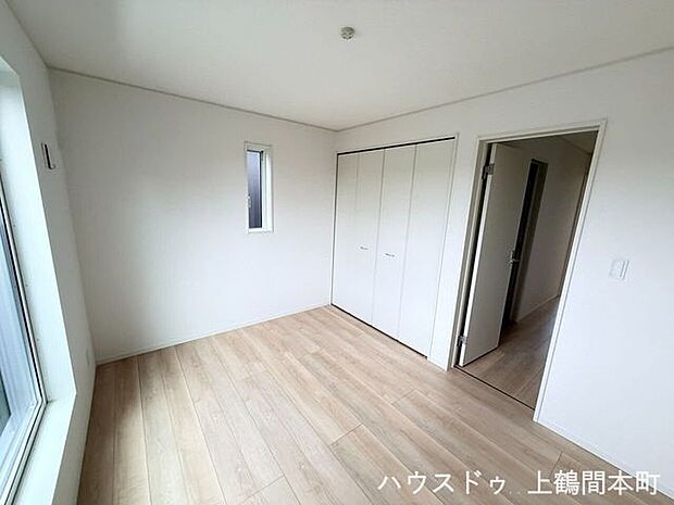 シンプルな間取りで家具配置のしやすい洋室。