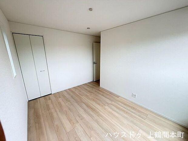 収納もしっかり備え、寝室をすっきり保てるのも魅力です。