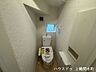 トイレ：小窓のあるトイレ。トイレットペーパーは壁面収納できます。