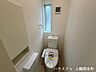 トイレ：窓からの採光でトイレは明るいです。