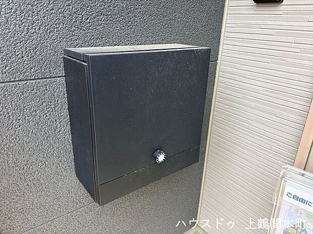 郵便物の受け取りがスムーズな、実用性の高いポストです