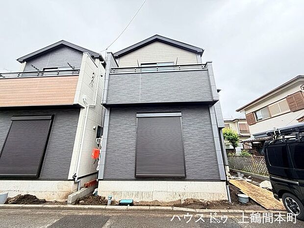 街並みに自然と馴染む、落ち着いた印象のデザインです。