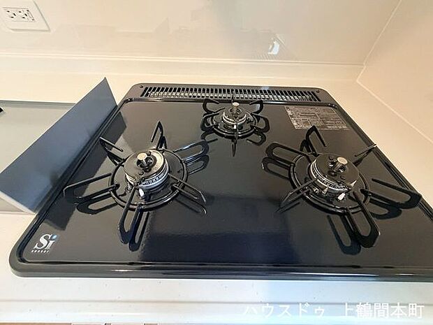 同時調理が可能な三口コンロで、毎日の料理がスムーズに進みます