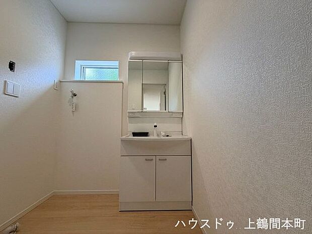 毎日の身支度が快適に行える、使い勝手の良い洗面化粧台