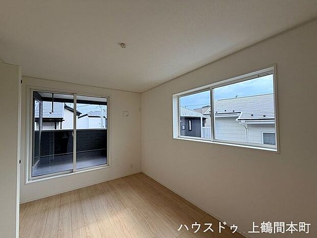 シンプルな間取りで家具配置のしやすい洋室。