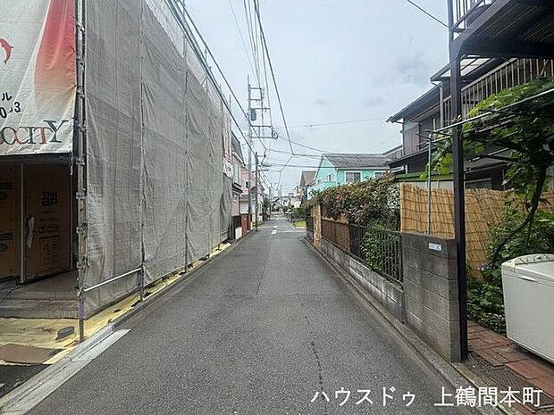 車通りが比較的落ち着いた前面道路で、穏やかな暮らしを演出。