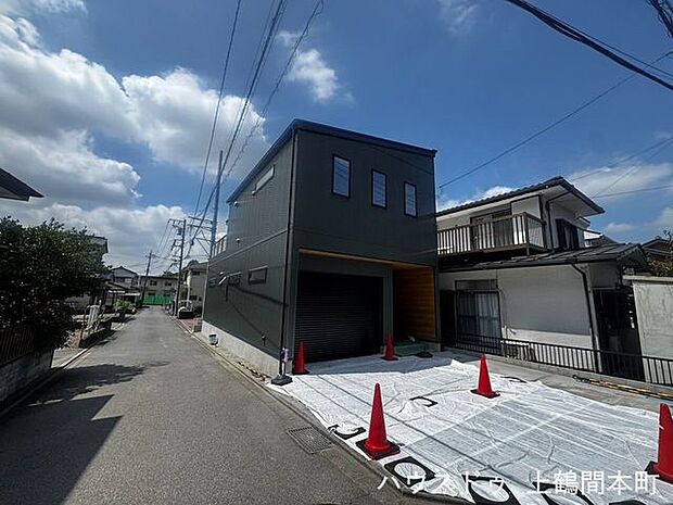 ゆとりある前面道路が、毎日の車庫入れをスムーズにしてくれます。