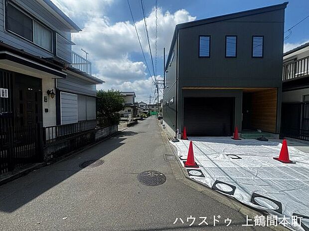 車通りが比較的落ち着いた前面道路で、穏やかな暮らしを演出。
