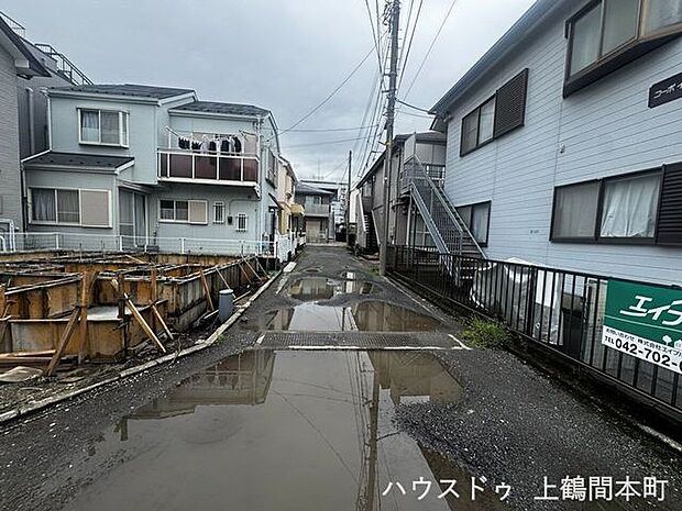車通りが比較的落ち着いた前面道路で、穏やかな暮らしを演出。