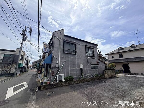 車通りが比較的落ち着いた前面道路で、穏やかな暮らしを演出。