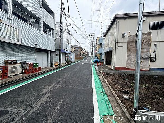 前面道路の見通しは広々、車の出し入れも安全にできます。