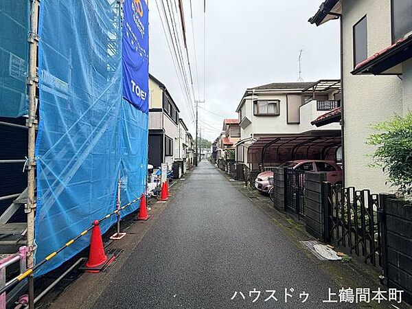車通りが比較的落ち着いた前面道路で、穏やかな暮らしを演出。