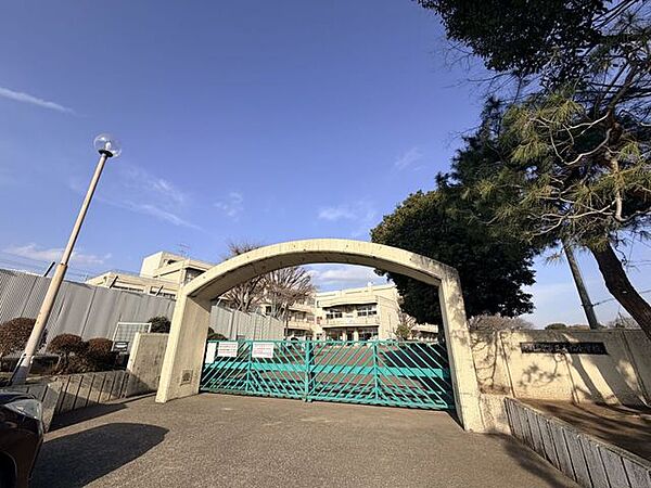 若松小学校若松小学校は「豊かな心で生き生きと活動する子の育成」を目標に掲げる学校です。創造力・想像力・総合力を柱に、自分から行動できる子どもの成長を全力で支えています。(公式HPより) 730m