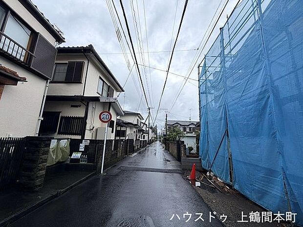車通りが比較的落ち着いた前面道路で、穏やかな暮らしを演出。